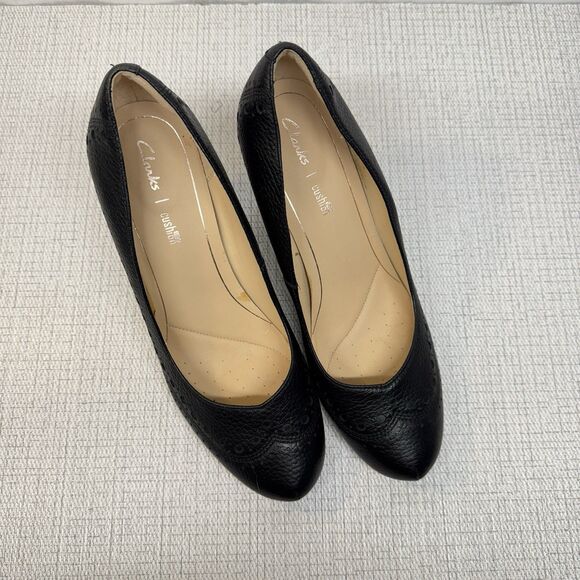 CLARKS CUSHION Black Leather Dalia Ruby Wingtip‎ Career Office Pumps Heels 9M - Picture 1 of 5